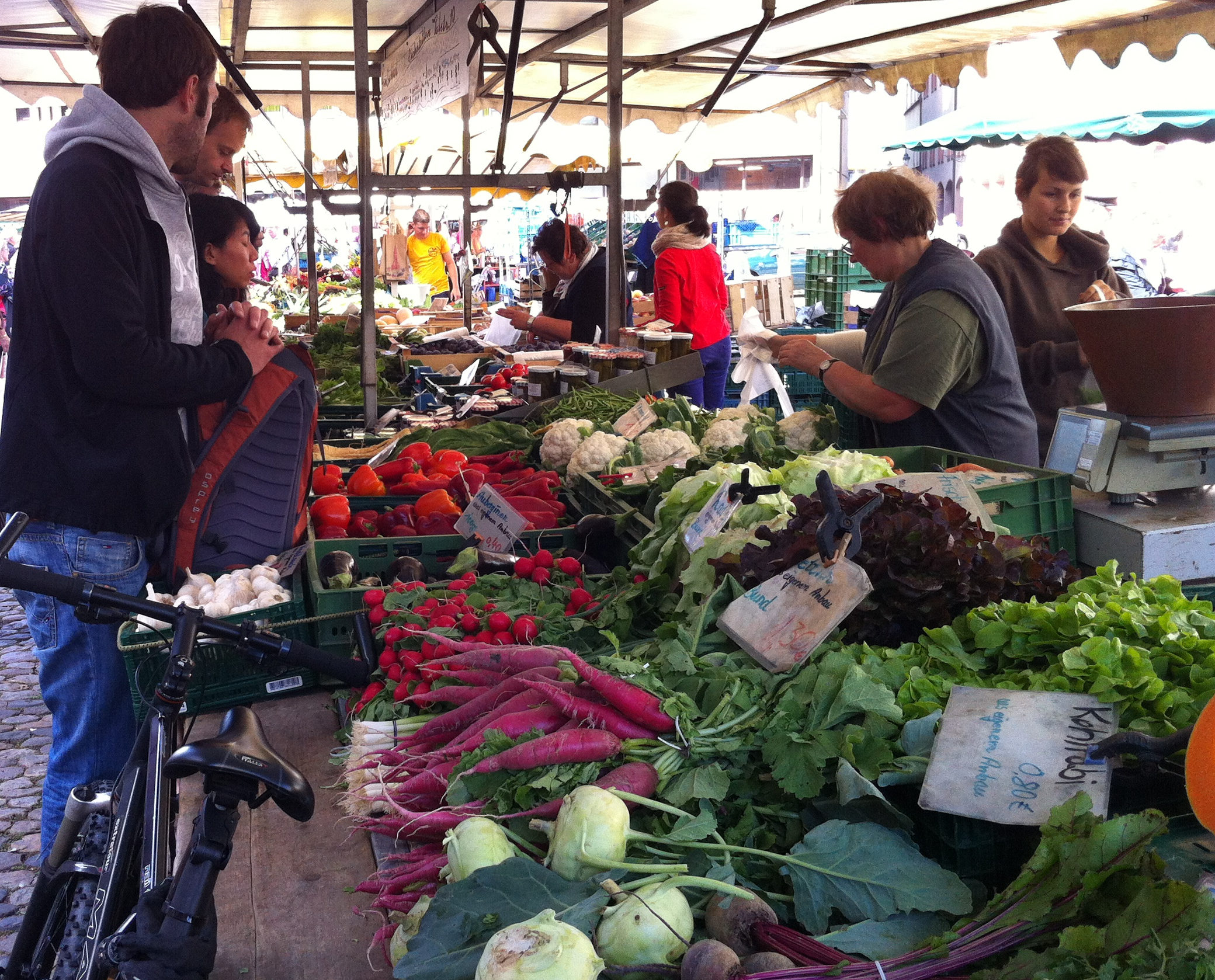 Marktstand mit Gemüse.