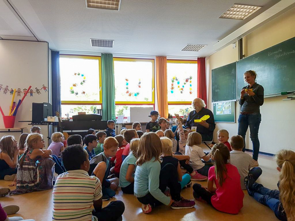 Josef Jacobi und Julia Engemann erklären den Grundschülern den Inhalt der Bio-Brotbox.
