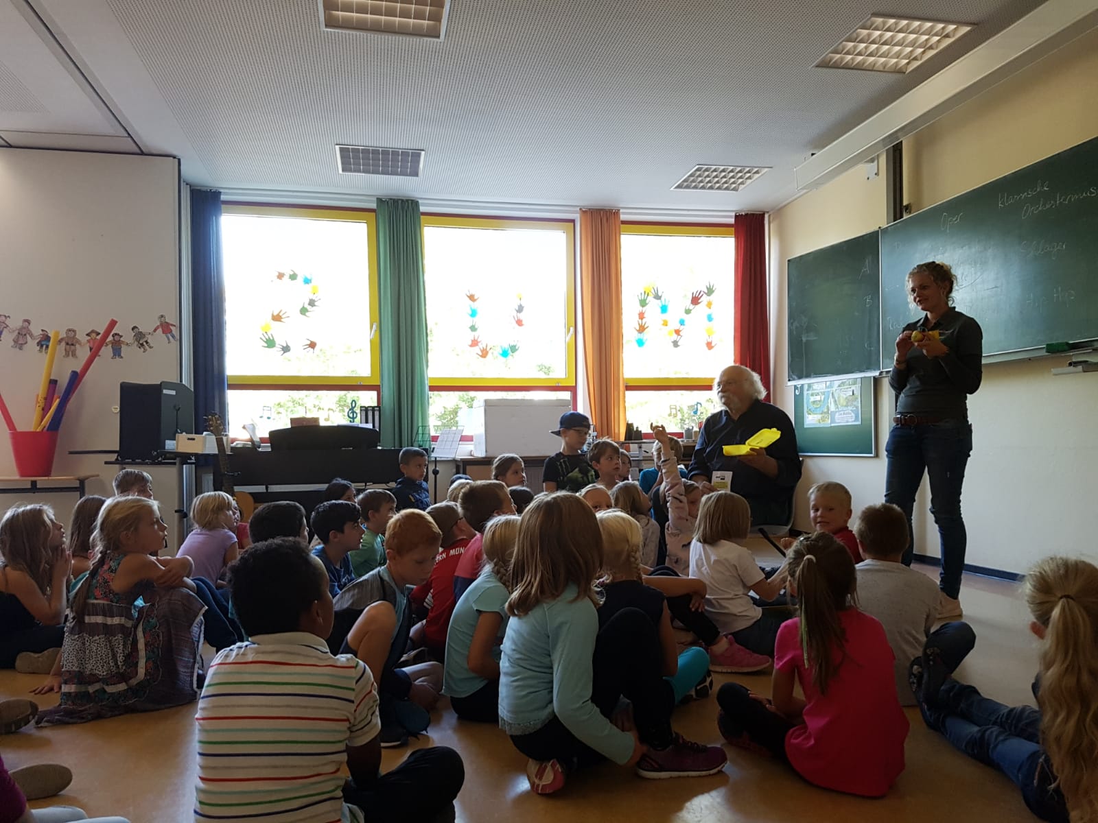 Josef Jacobi und Julia Engemann erklären den Grundschülern den Inhalt der Bio-Brotbox.