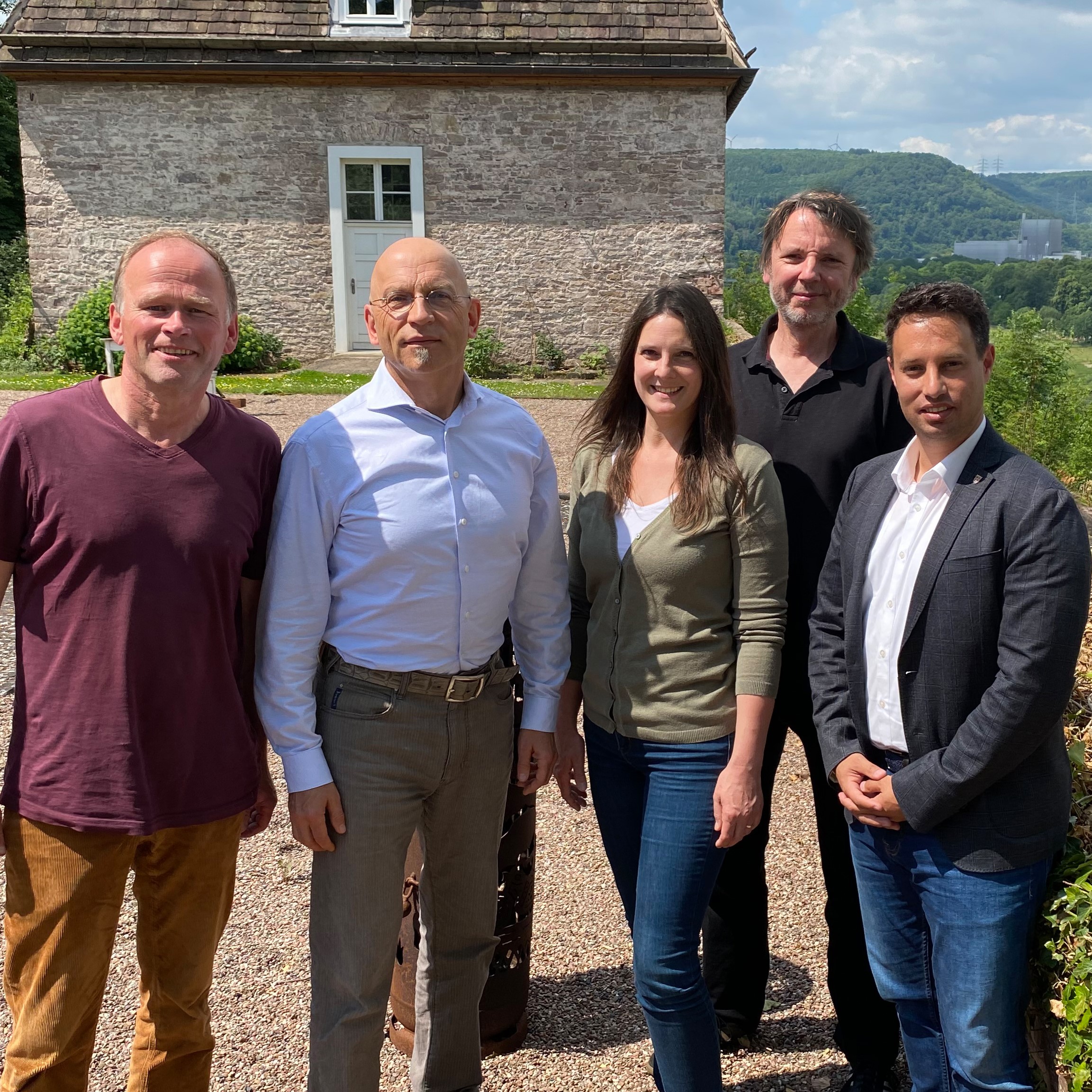 Mitglieder des Arkeitskreises Würgassen mit Olli Ullroth auf der Burg Herstelle. Im Hintergrund das stillgelegte Atomkraftwerk Würgassen.