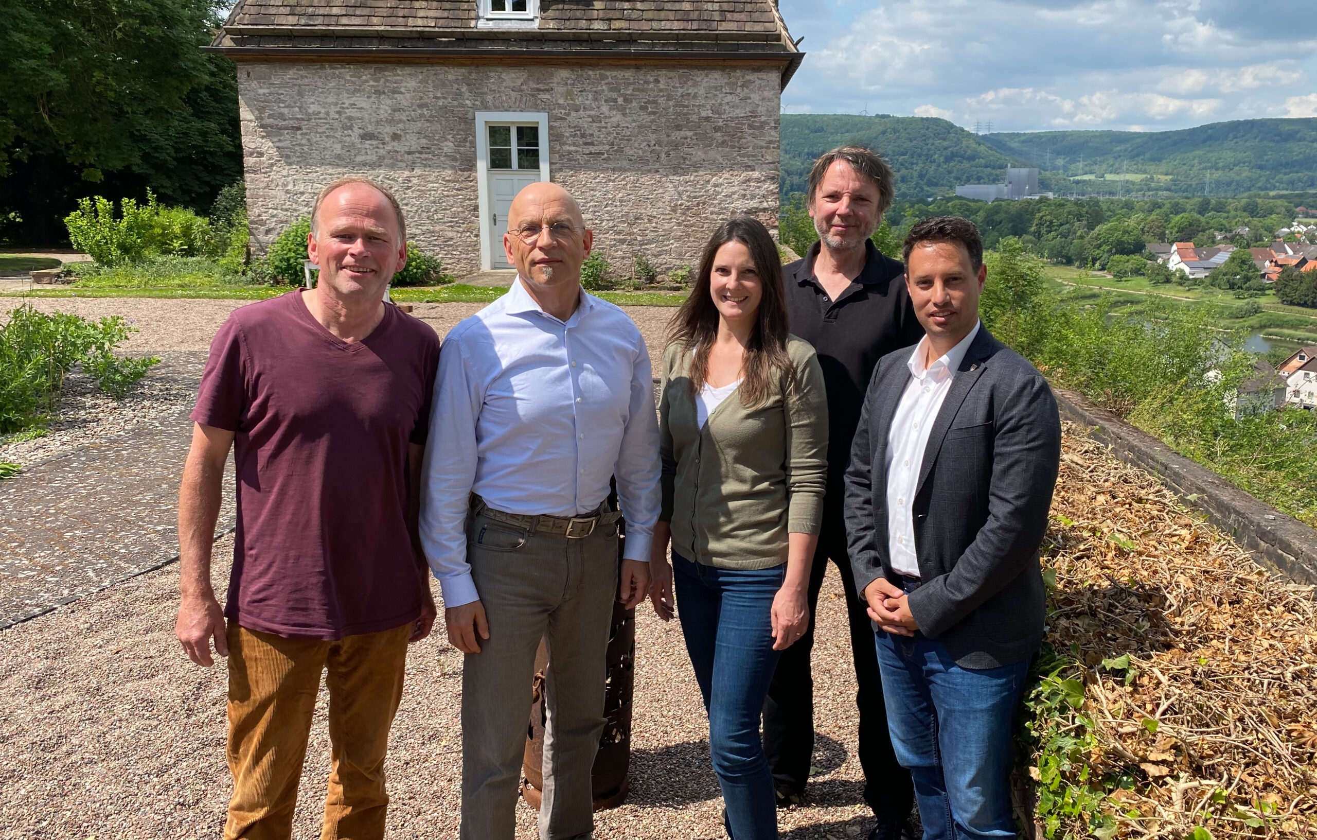 Der BI-Arbeitskreis Würgassen und Oliver Ullroth auf der Burg Herstelle mit Blick auf das abgeschaltete AKW