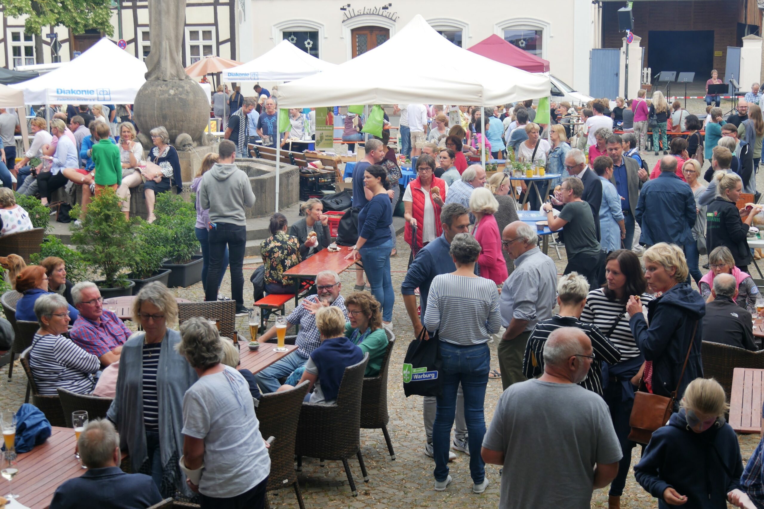 Menschen auf dem Feierabendmarkt in der Warburger Altstadt.