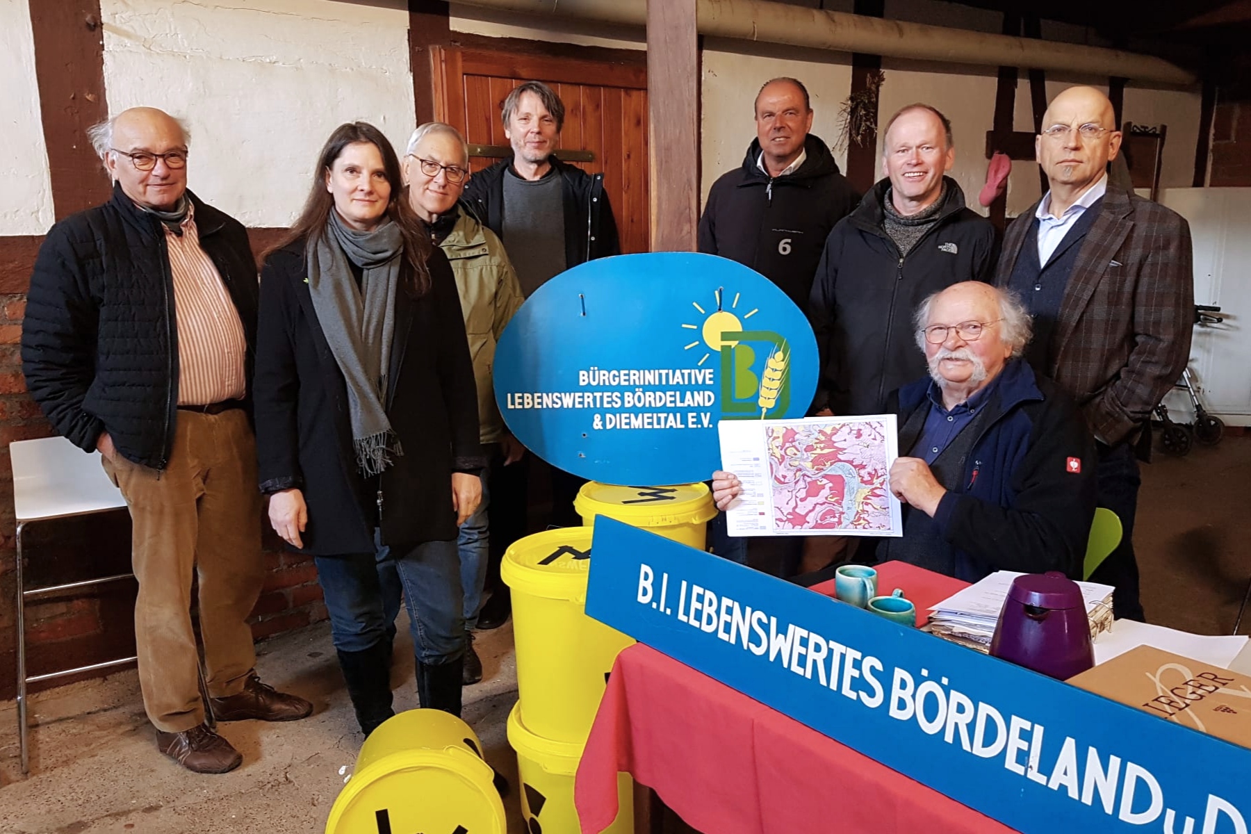 Mitglieder und Sachverständige auf der Deele des Hof Hartmann in Haarbrück.