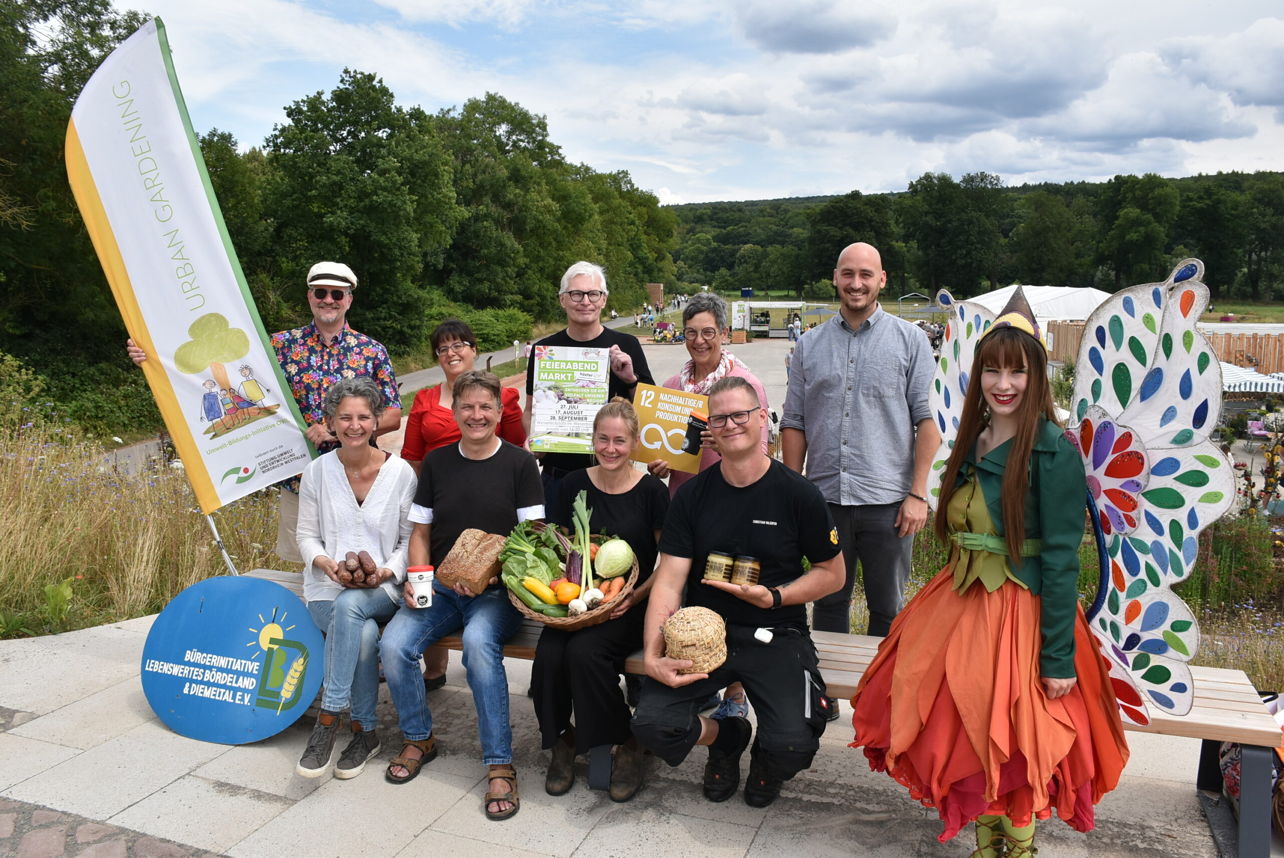 Treffen der Akteure vor dem Feierabendmarkt mit dem Weserfestplatz im Hintergrund.