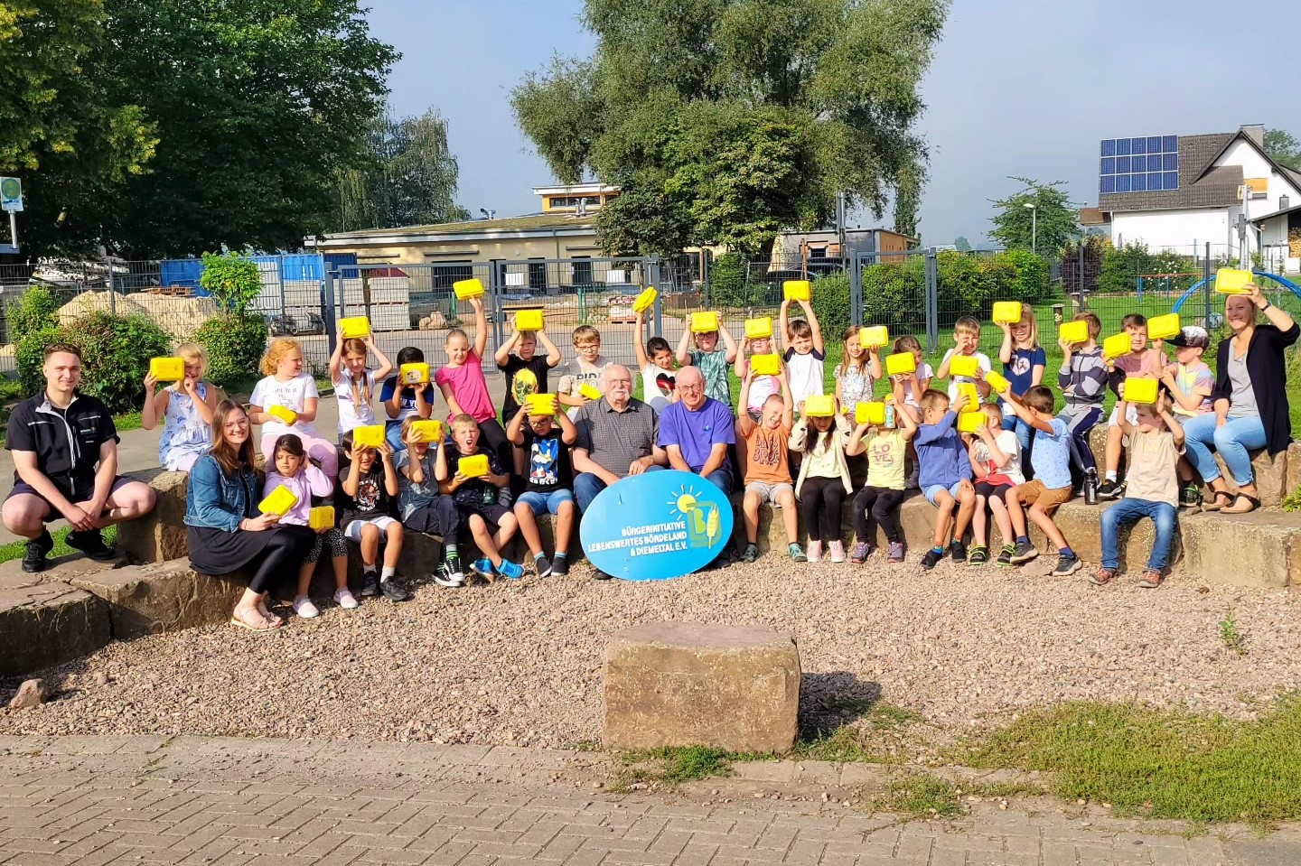 Kinder der Grundschule Lauenförde mit Bio-Brotboxen.