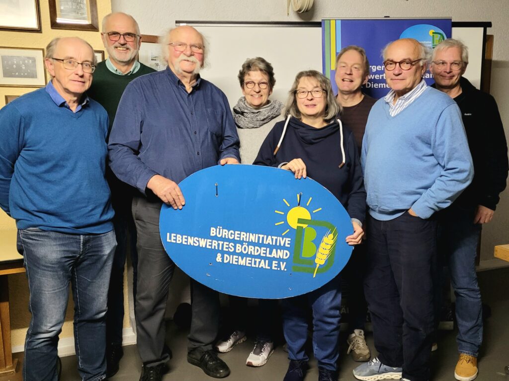 Jahreshauptversammlung 2023: Vorstandsmitglieder mit Logo der Bürgerinitiative Boerdeland und Diemeltal.