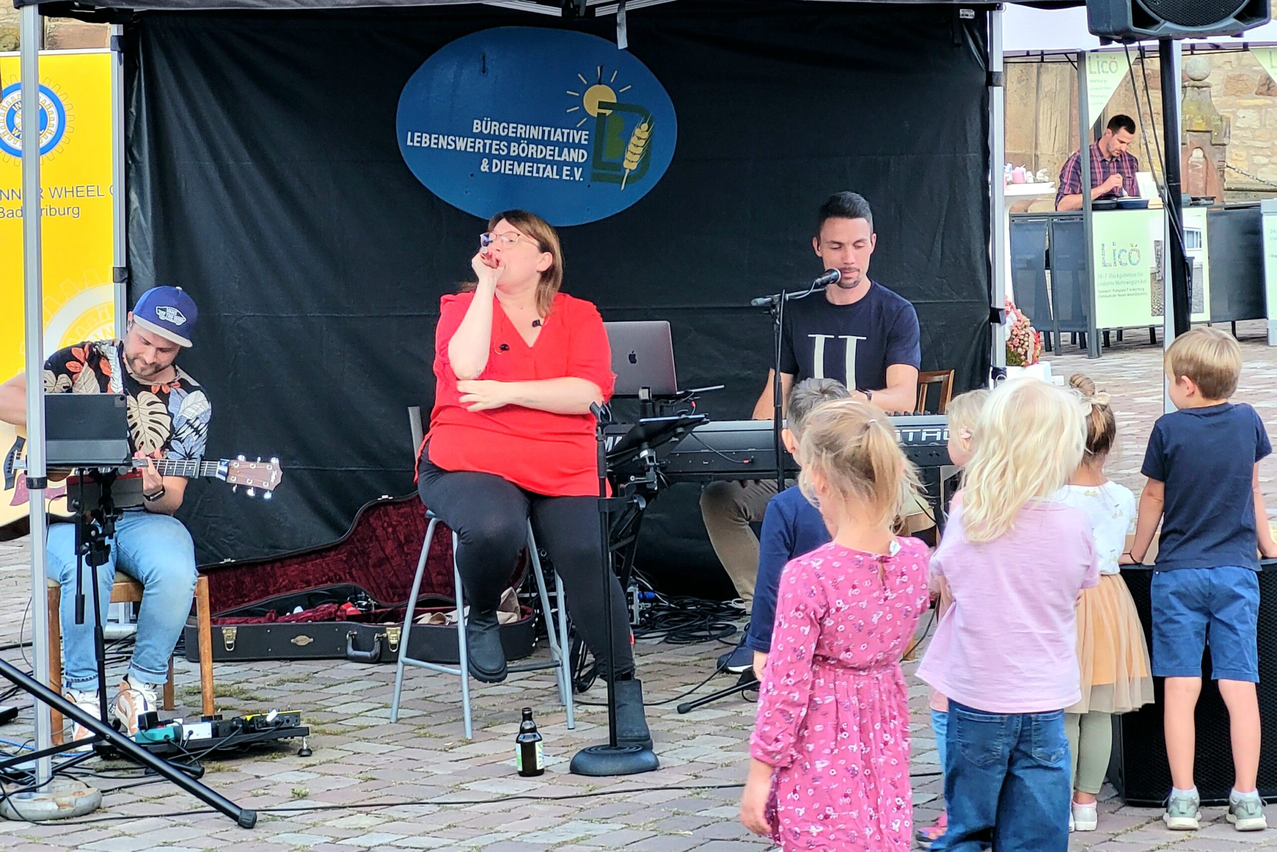 Sängerin Anna Weskamp und die Band "If I run" beim Feierabendmarkt