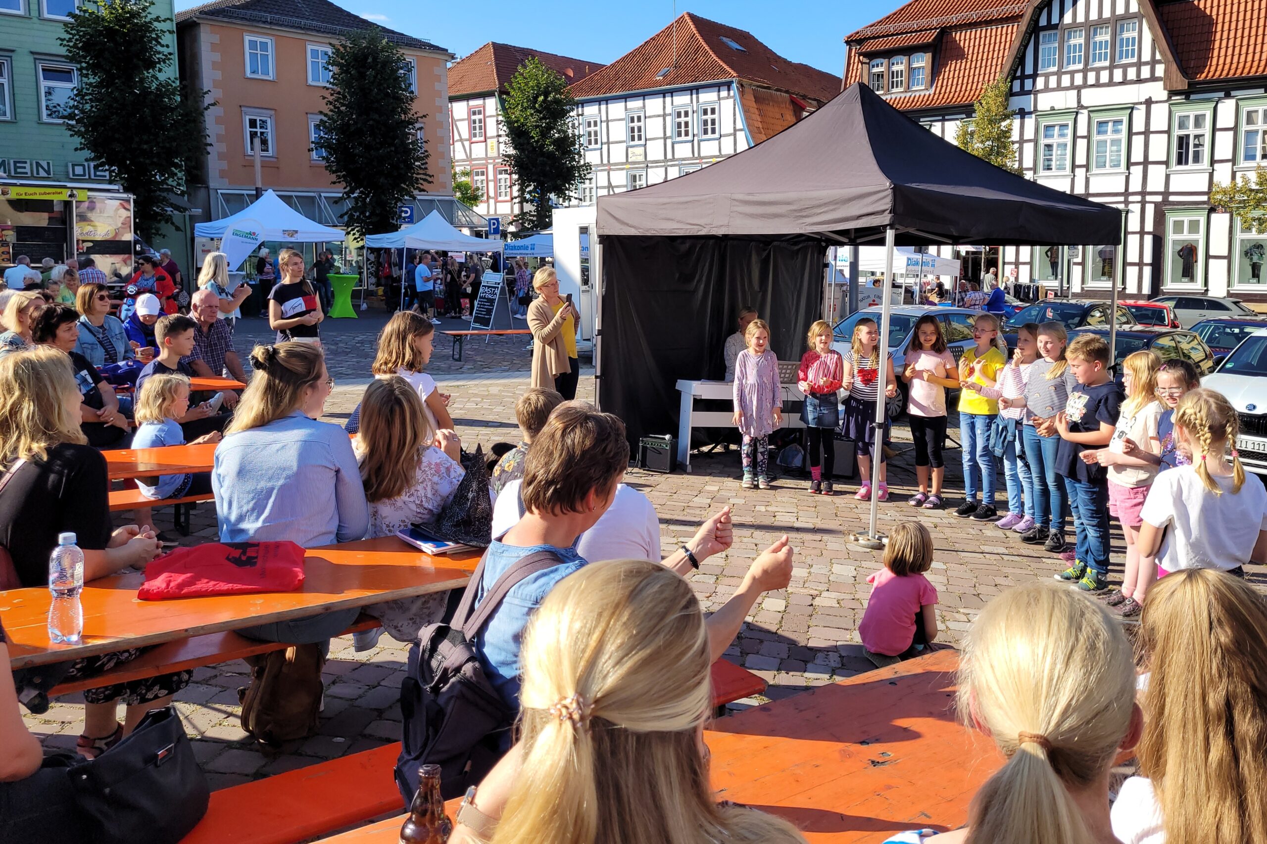 Neustadtmarktplatz Warburg. Auftritt des Kinderchores "Rotkehlchen".