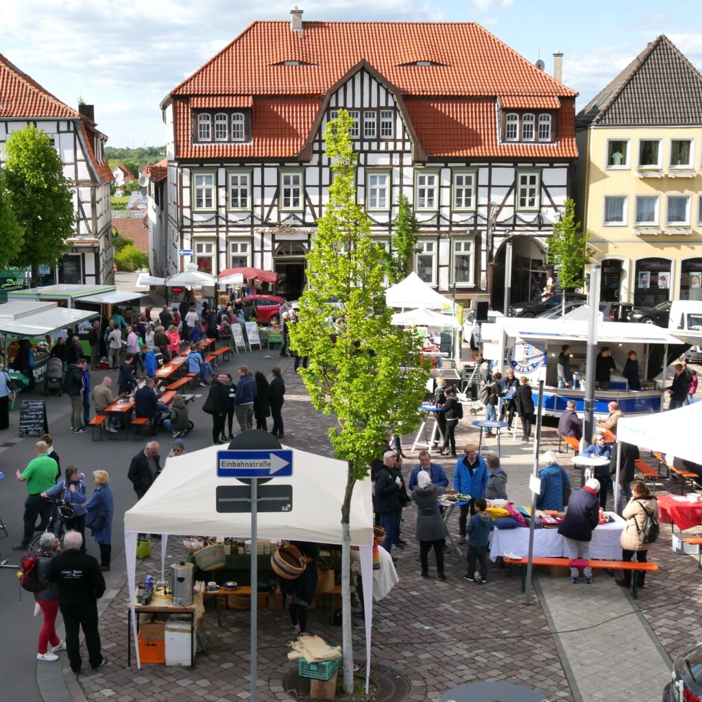 Blick auf den Feierabendmarkt mit Verkaufständen und Besuchern.