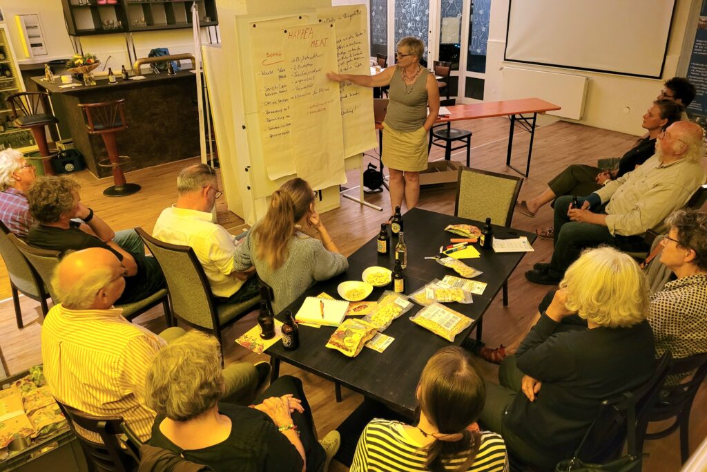 Präsentation und interessierte Zuhörer beim Erzeuger-Verbraucher-Dialog in Warburg.