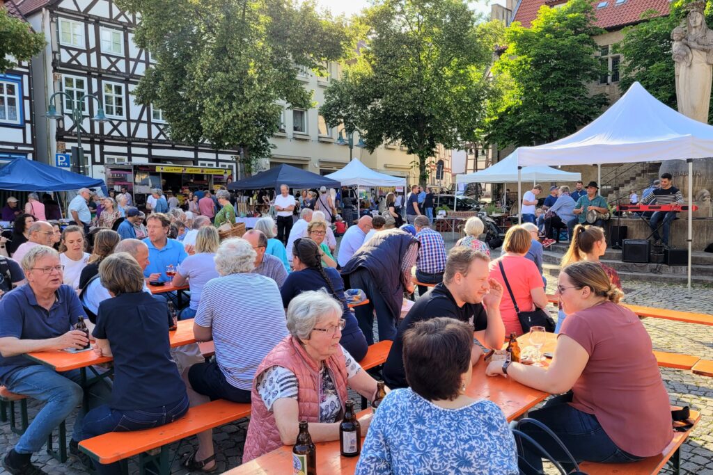 Abendstimmung auf dem Feierabendmarkt in der Warburger Altstadt.