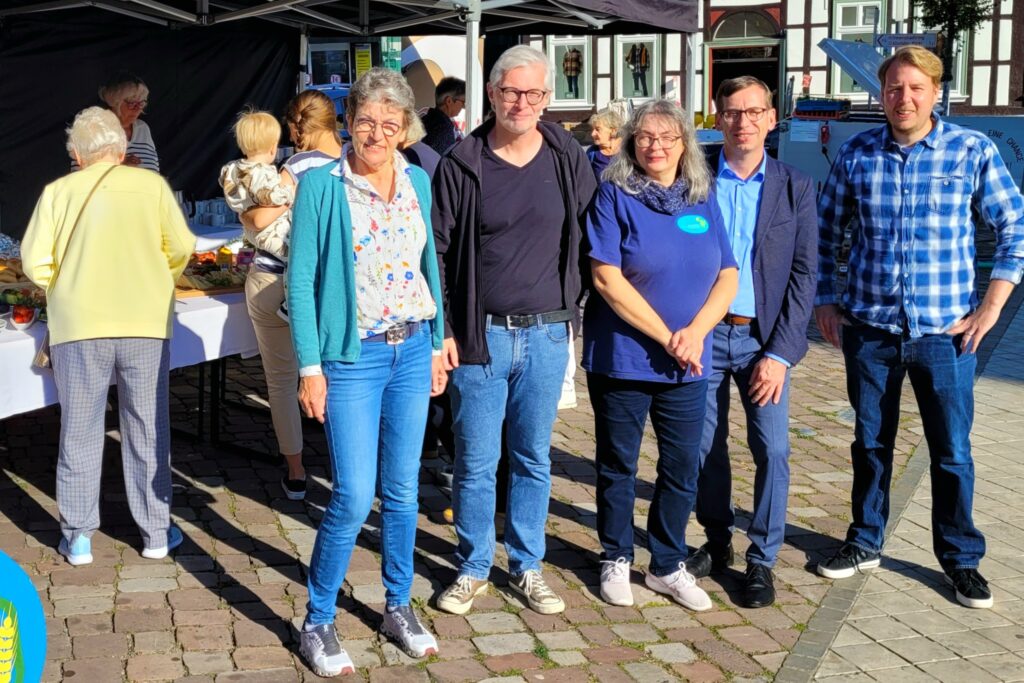 Frühstücksmeile mit Buffett auf dem Warburger Neustadtmarkt.