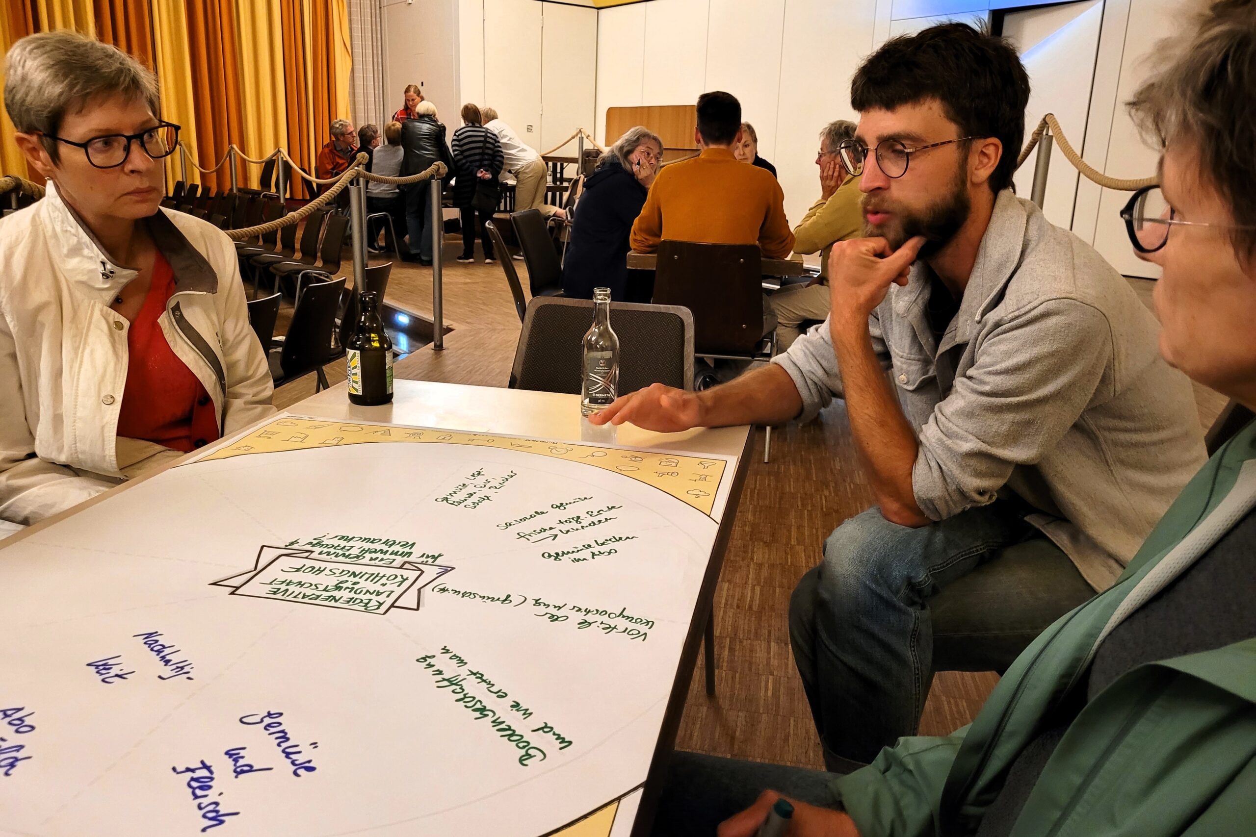 Teilnehmer beim EVD diskutieren im Format des Worldcafés an verschiedenen Thementischen.