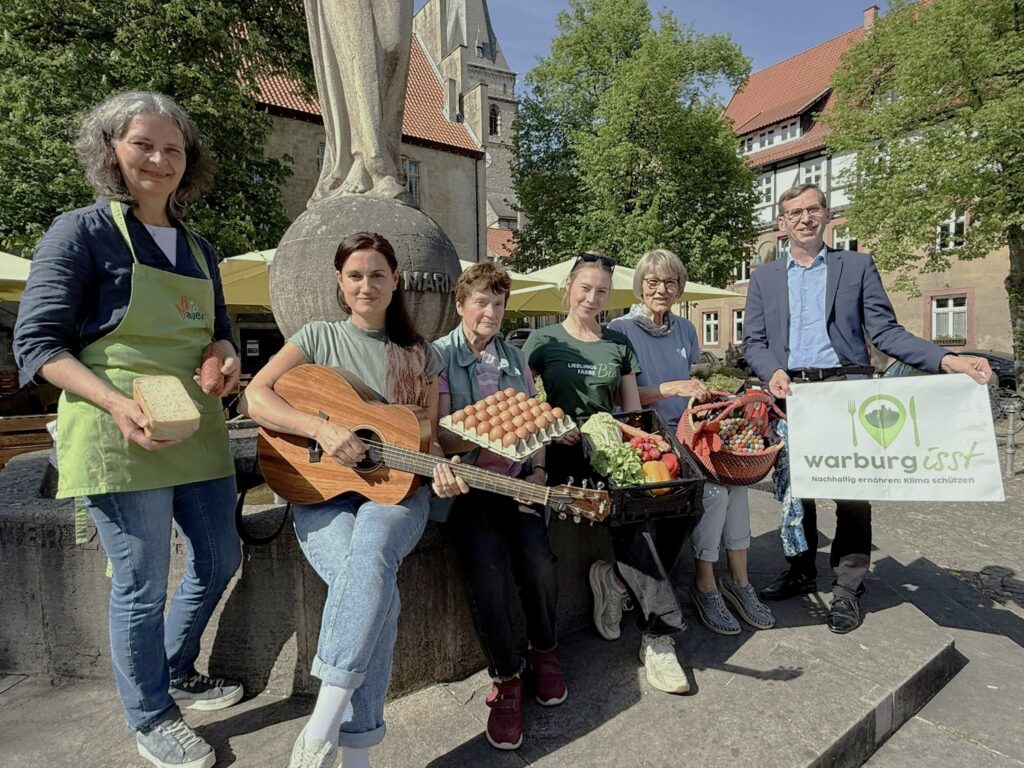 Die Aussteller des Feierabendmarktes mit ihren Produkten an der Mariensäule auf dem Altstadtmarkt.