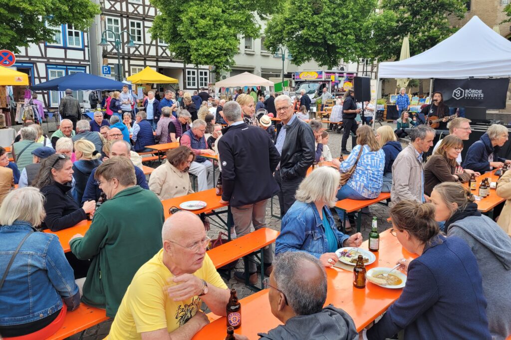 Menschen beim Feierabendmarkt auf in der Warburger Altstadt.
