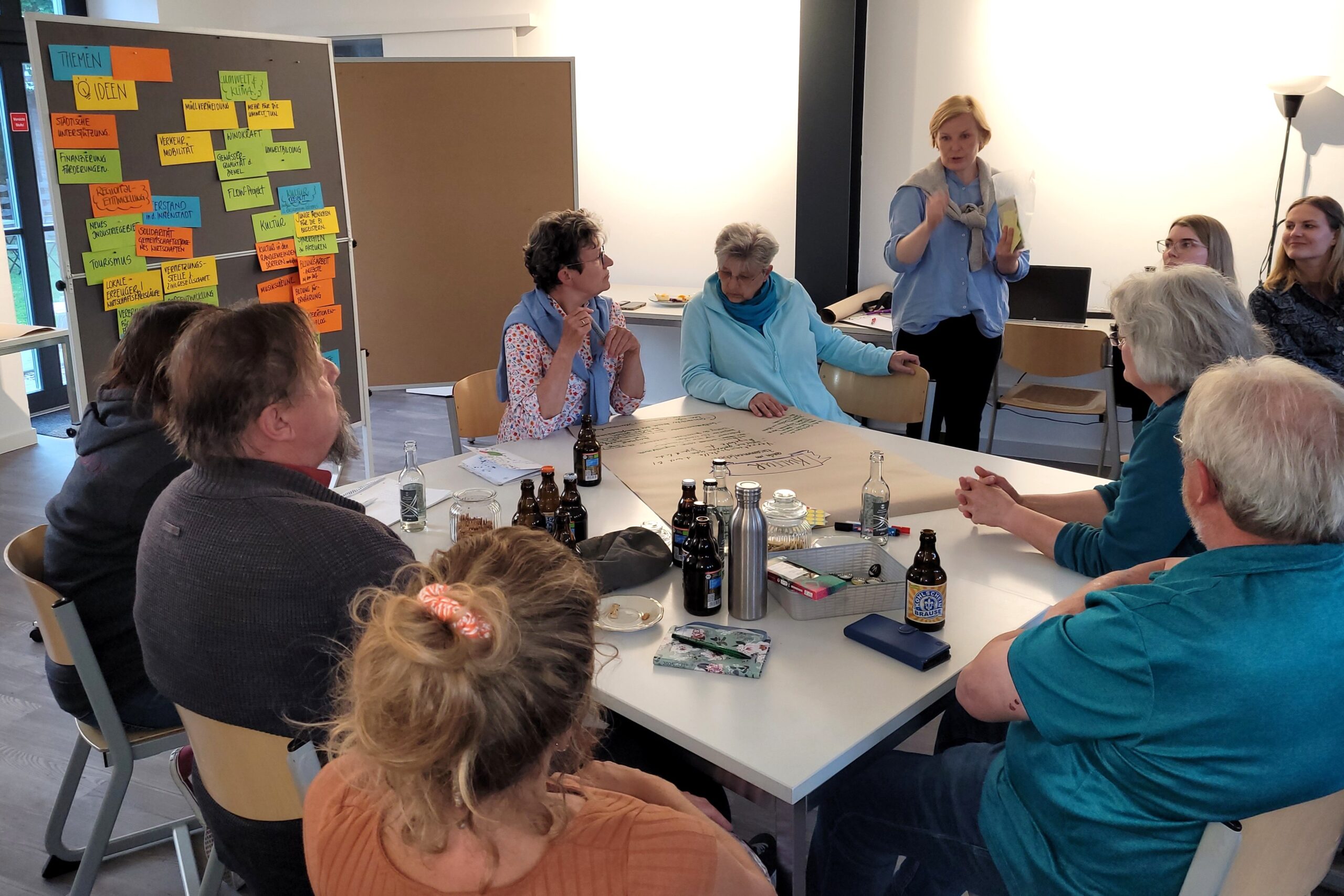 Teilnehmer beim Zukunftsworkshop überlegen welche Ideen es für ein lebenswertes Bördeland und Diemeltal gibt.
