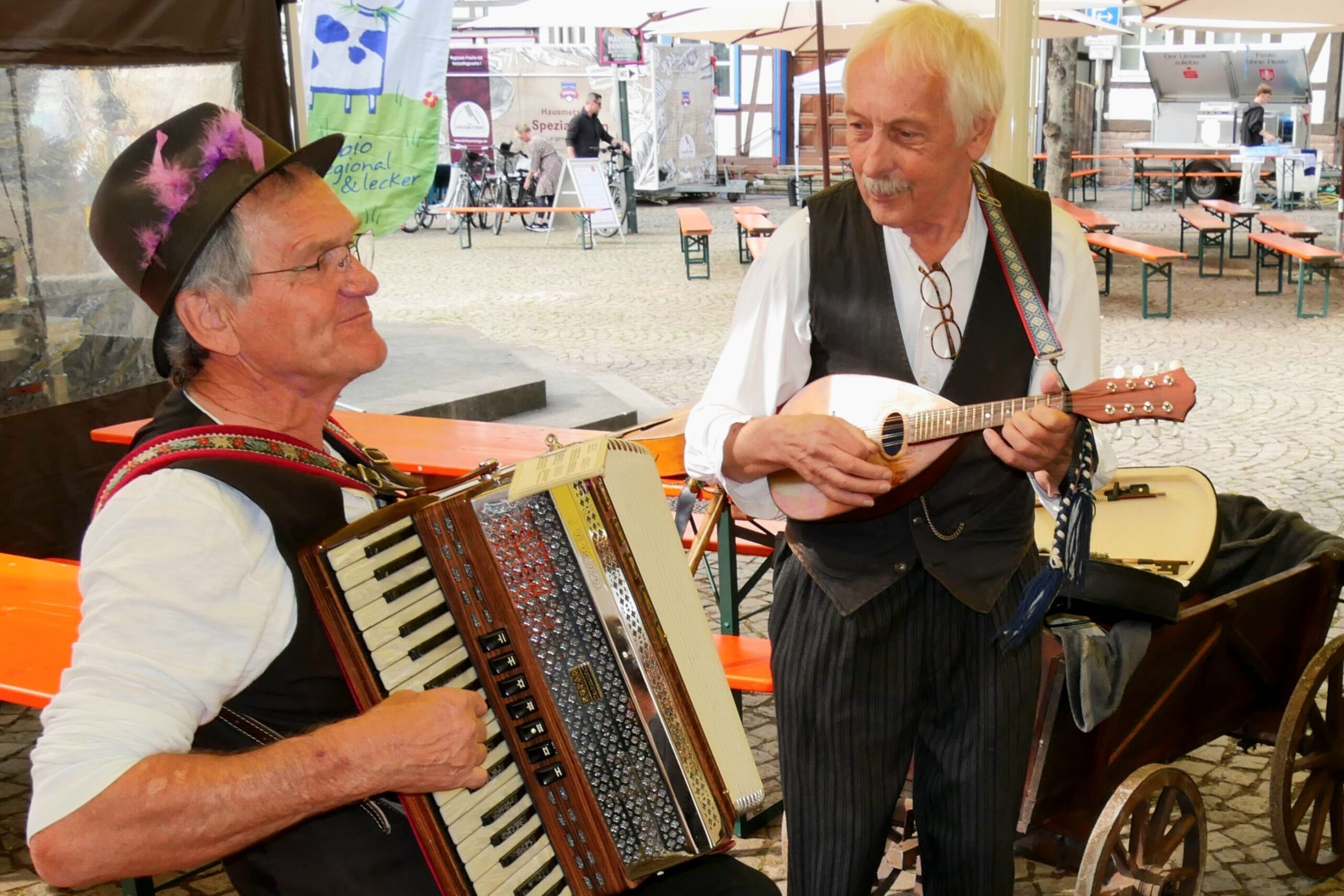 Zwei Musiker spielen mit Akkordeon und Ukulele.