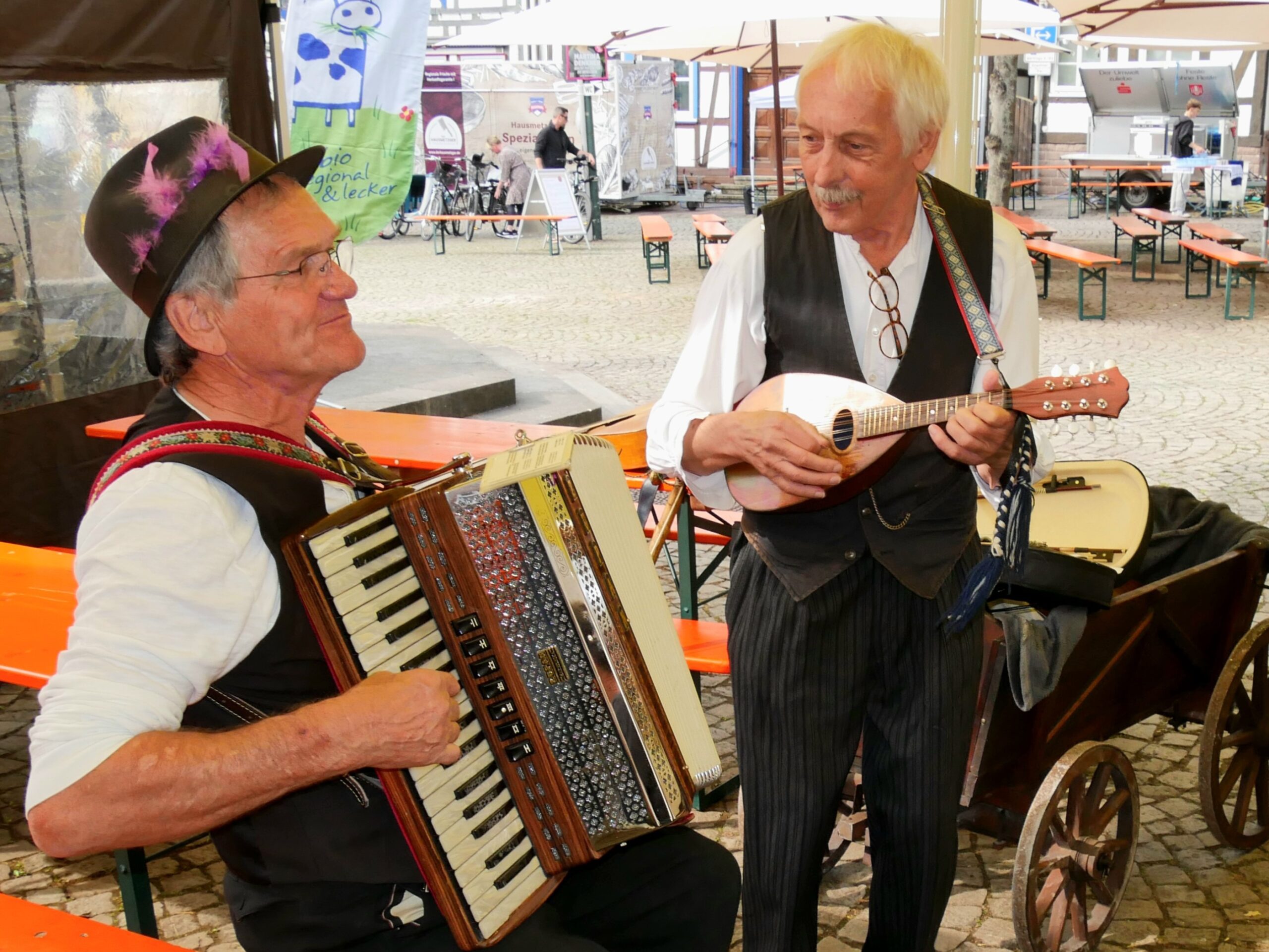 Zwei Musiker spielen mit Akkordeon und Ukulele.